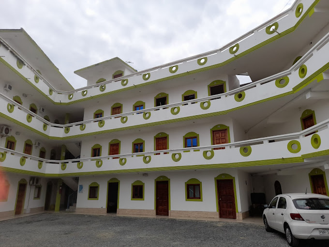 Edificio del hotel con parqueadero en Canoa Ruta del Sol