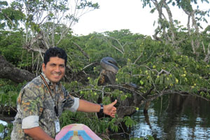 Una anaconda al borde de la laguna grande del cuyabeno