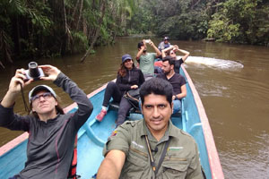 En canoa a motor sobre el rio cuyabeno avanzamos al lodge en la selva