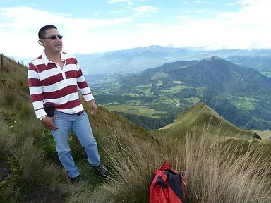 Lincoln de guía por el volcán Ruco Pichincha