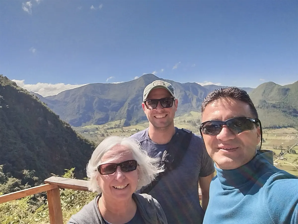 Cesar en el campo de trabajo con turistas