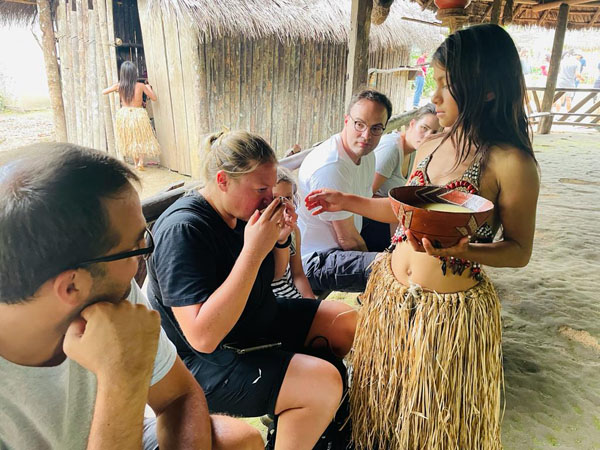 Bebiendo chicha de yuca en la comunidad quichua de Pomona