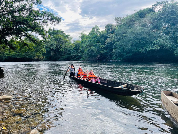 Abordar la canoa tipica sobre el rio Puyo