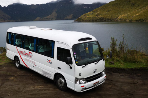 Buseta Hyundai County ideal para viajes en la sierra, costa y amazonia