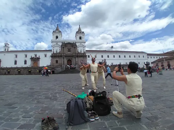 Plaza e iglesia de San francisco, en el centro histórico de Quito