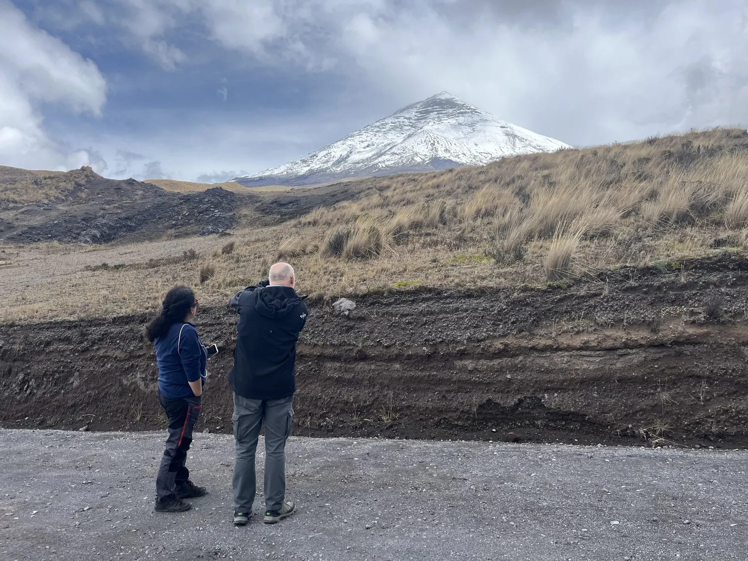 Pareja fotografiando el Cotopaxi desde la carretera